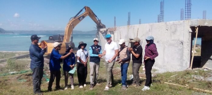 Bangunan Resor di Pengantap Sekotong Dibongkar Pemkab Lobar, Diduga Langgar Aturan Sempadan Pantai
