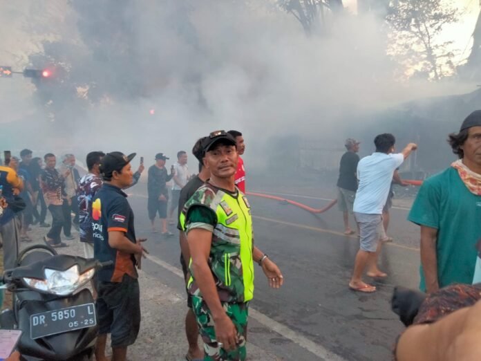 14 Unit Lapak di Simpang Kodim Dompu Hangus Dilalap Api
