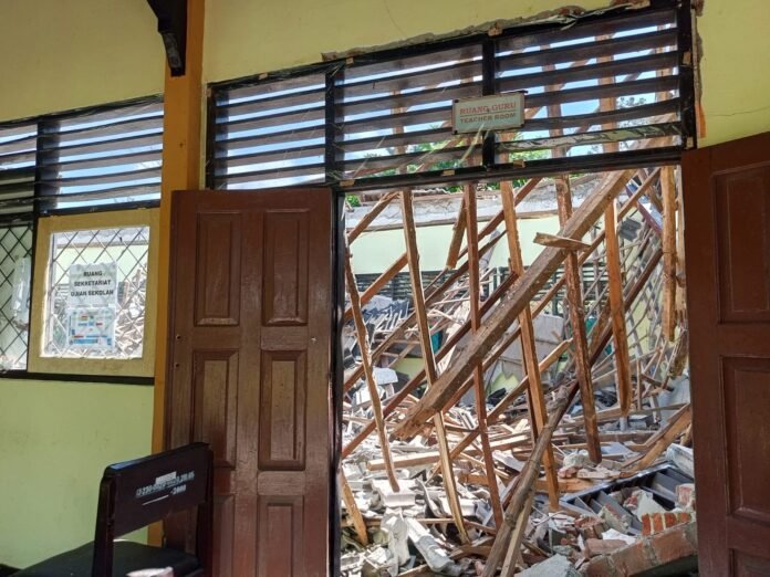 Usia Bangunan Tua, Dua Ruang Guru SMAN 1 Lingsar Ambruk