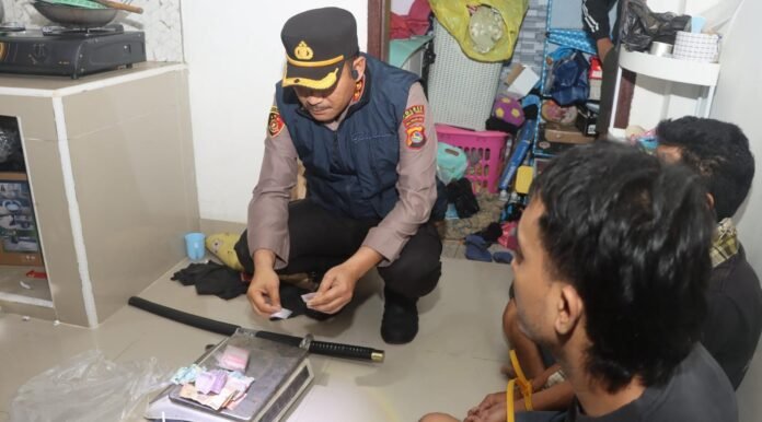 Polisi Bekuk Delapan Terduga Pengedar Narkoba di Desa Sengkol