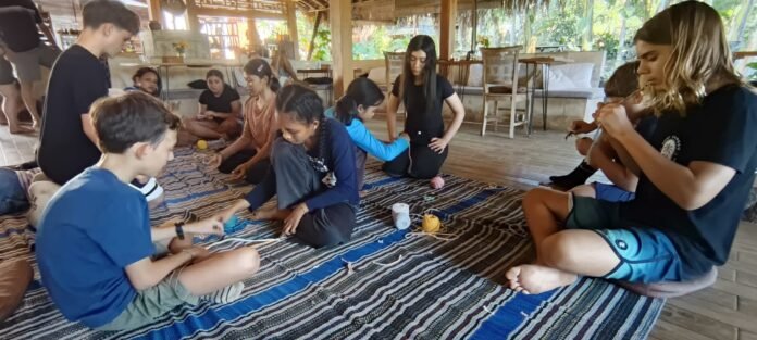 Tukar Pengalaman, Siswa Sekolah Prancis Bali Berbaur dengan Siswa Lokal di KLU