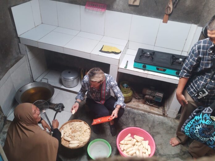 Dari Dapur Sempit ke Rak Supermarket, Perjalanan Usaha Keripik di Desa Kembang Kerang Menginspirasi