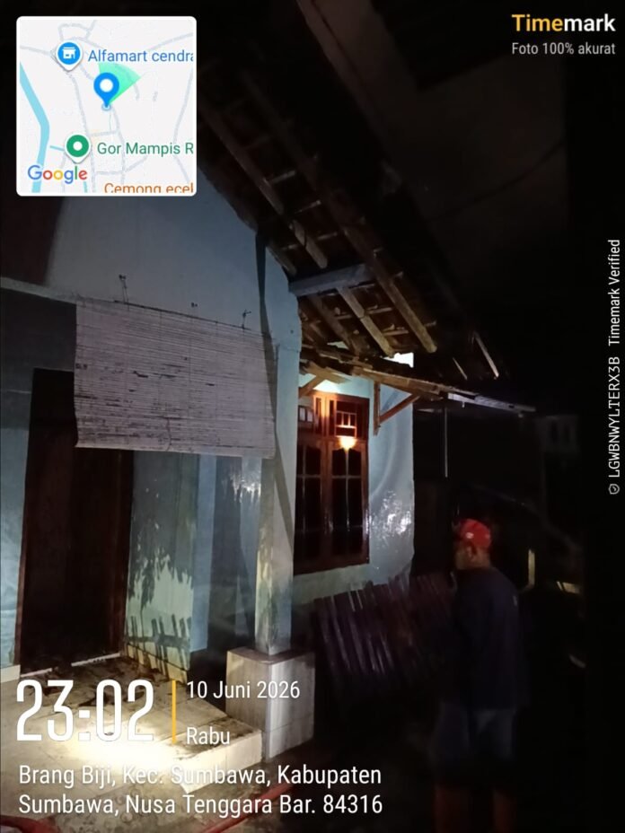 Diduga Arus Pendek Mesin Air, Satu Unit Rumah di Brang Biji Terbakar