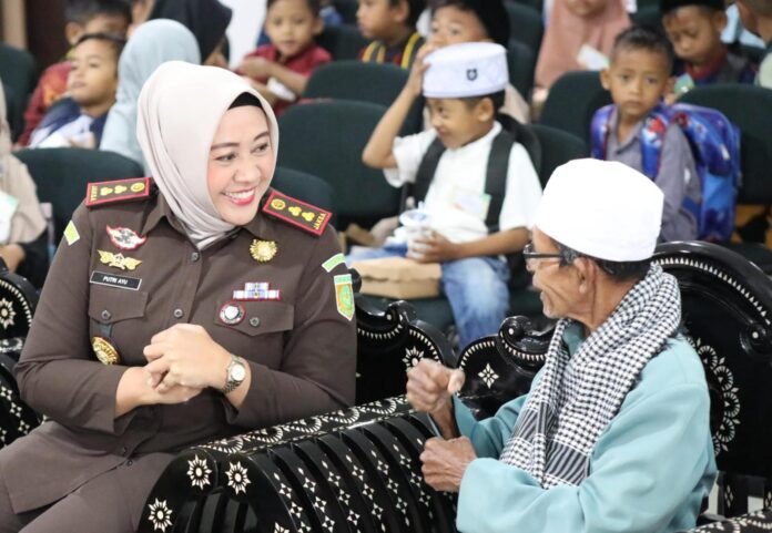 Jaksa Serahkan Akta Kelahiran bagi Puluhan Anak Yatim di Loteng