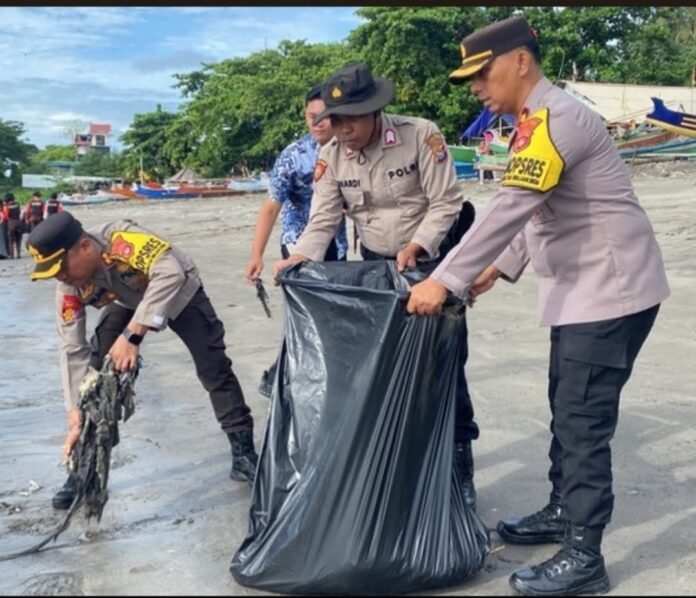 Polres Lotim Gelar Aksi Bersih Pantai di Labuhan Haji Sambut Hari Bhayangkara Ke-80