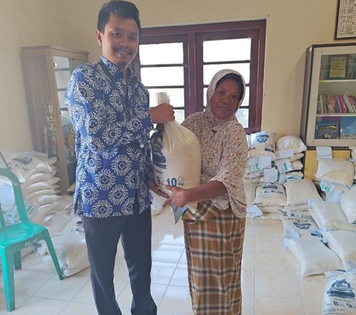 Lurah Minta Data Diperbarui, 1.352 Warga Miskin di Gerung Terima Bantuan Pangan