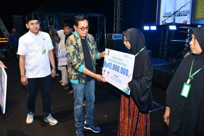 Bupati Lotim Serahkan Santunan ke Ahli Waris Peserta BPJamsostek Senilai Rp1,2 Miliar