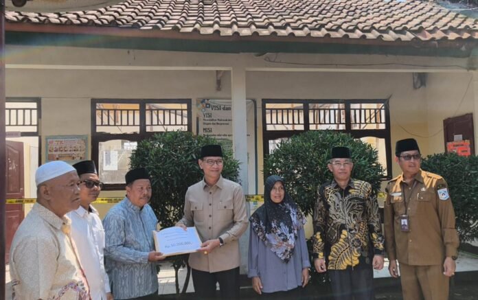 Pemkot Mataram Salurkan Bantuan Rp50 Juta untuk Perbaikan MTs Badrussalam NW yang Ambruk