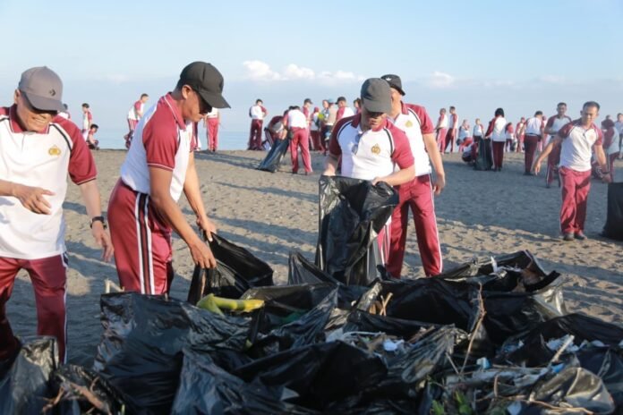 Sambut Hari Bhayangkara Ke-80, Kapolda NTB Pimpin Aksi Bersih Pantai di Ampenan