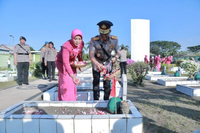 Sambut Hari Bhayangkara Ke-80, Kapolda NTB Pimpin Ziarah dan Tabur Bunga di TMP Majeluk