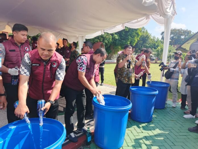 Kapolda NTB Irjen Pol. Kalingga Rendra Raharja memimpin pemusnahan barang bukti hasil pengungkapan kasus selama periode April hingga Juni 2026, Jumat (26/6/2026). (suarantb.com/ist)
