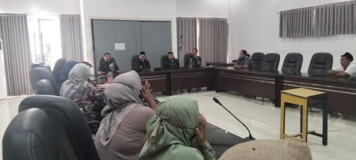 Mengadu ke Dewan, Guru Honorer di Lobar Beberkan Bukti Tidak Salah Input Data