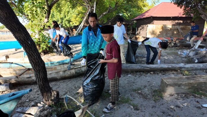 Peringati Hari Lingkungan Hidup Sedunia, PLN NP UP Sambelia Bersihkan Gili Kondo