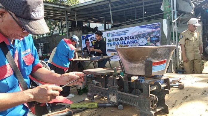 Pedagang di Pasar Gerung Serbu Pelayanan Tera Ulang Gratis Disdag Lobar