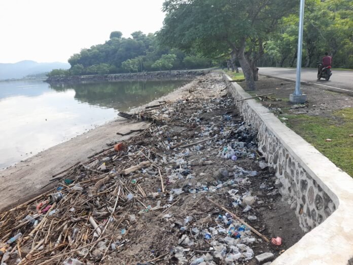 Jadi Gerbang Wisata Bima, Pantai Kalaki Masih Dipenuhi Sampah