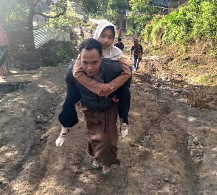 Akses Jalan Terjal, Pasien di Sumbawa Digotong ke Puskesmas