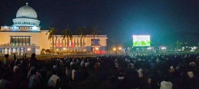 Jadi Tren Baru, Bupati LAZ Membaur dengan Warga Nobar Final Liga Champions di Alun-alun GMP