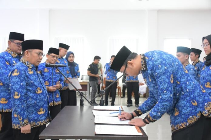 Lantik ASN, Bupati KLU Ingatkan ASN Mengabdi kepada Masyarakat