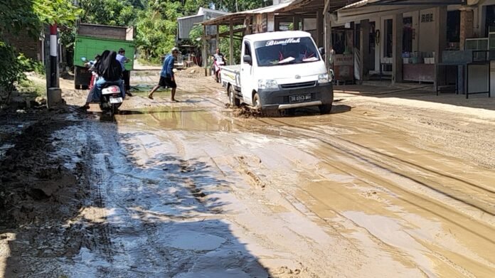 Hambat Aktivitas dan Pariwisata, Warga Buwun Mas Desak Perbaiki Jalan Rusak Parah