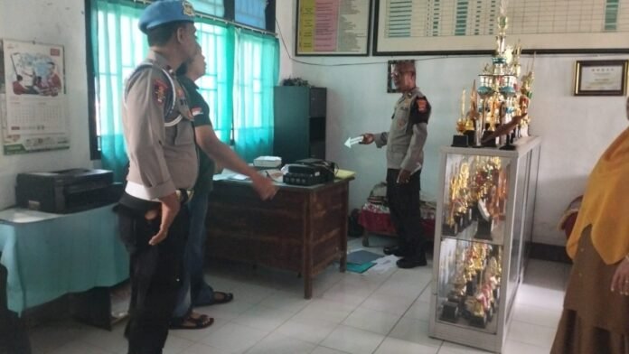 Diduga Kecanduan Judi Slot, Pemuda di Plampang Gasak Laptop Sekolah