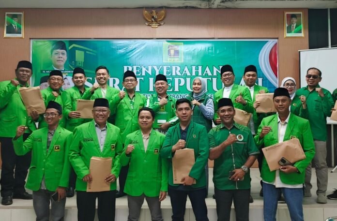Serahkan SK Pengurus DPC PPP Se-NTB, Muzihir Minta Kader Fokus Besarkan Partai