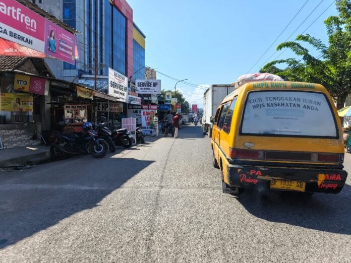 Bemo Kuning dan Hijau Kian Langka di Kota Bima