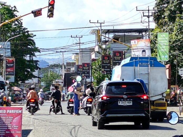Dikeluhkan Warga, Dinsos Tertibkan Badut di Lampu Merah