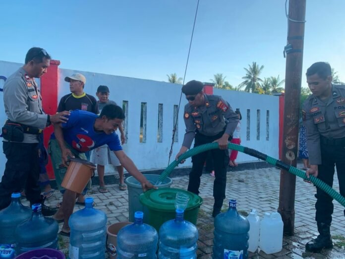 Personel Polres Sumbawa Salurkan Air Bersih