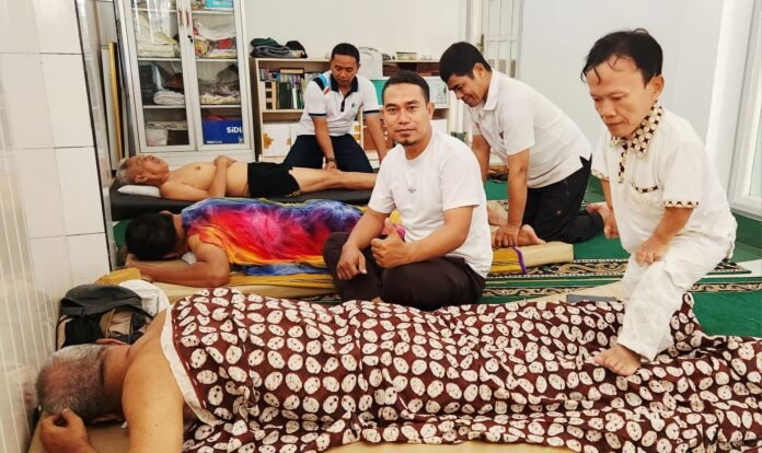 Komunitas Terapis Sehat Sejahtera Gelar Bakti Sosial Bekam dan Pijat Gratis untuk Warga Mataram