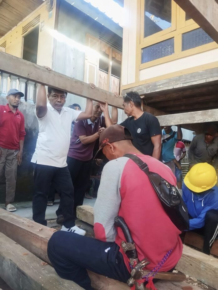 Tinjau Rehabilitasi Rumah Warga, Bupati Amar Tegaskan Pentingnya Budaya Gotong Royong