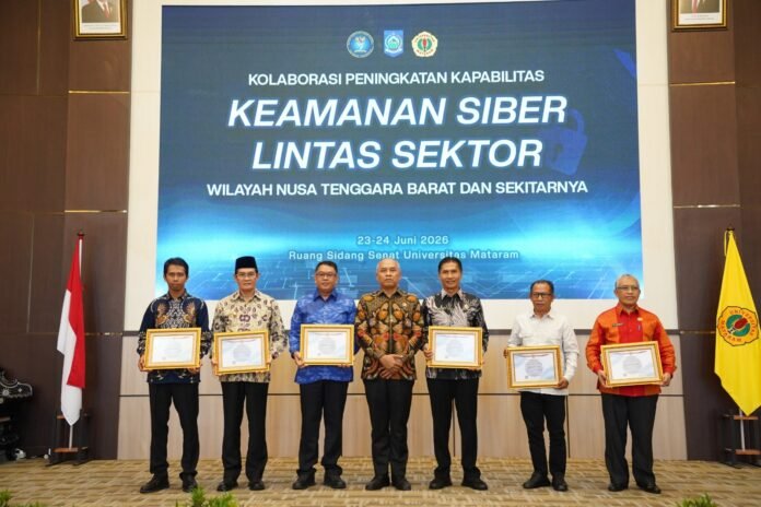Kolaborasi Lintas Sektor Perkuat Keamanan Siber NTB, Kepala BSSN Serahkan Enam STR TTIS
