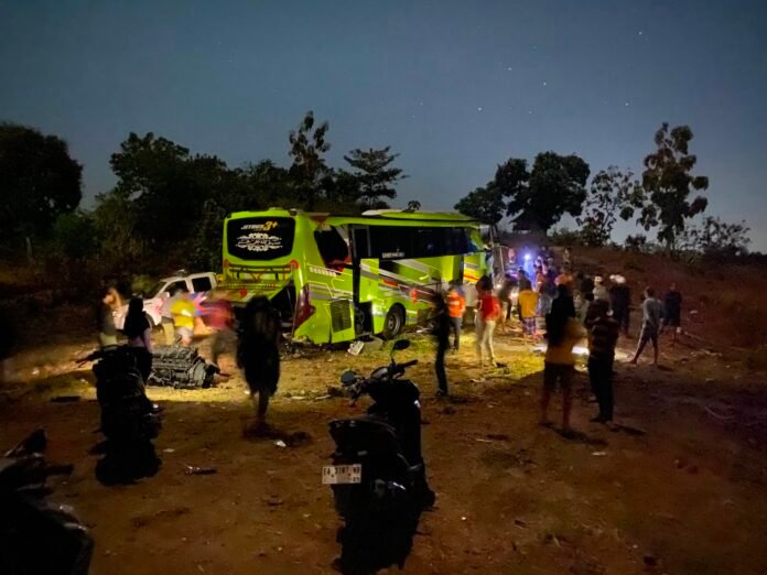 Diduga Rem Blong, Bus AKAP Terperosok ke Ladang Warga di Dompu