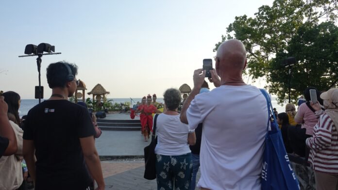 Kebangkitan Pariwisata Lombok Barat, Wisatawan Asing Saksikan Pekan Kesenian Festival Senggigi di Amfiteater