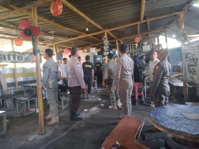 Aparat Tutup Paksa Kafe “Remang-remang” di Lenek Lauq