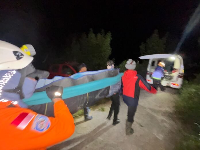 Tim SAR Evakuasi Korban Hipotermia di Bukit Savana Dandaun