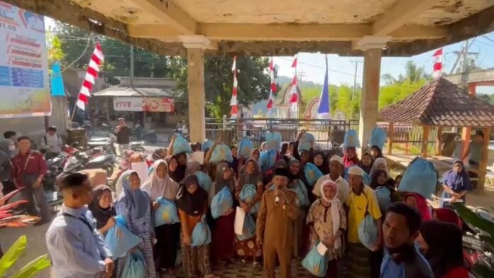 Warga Desa Lingkar Bendungan Meninting Diberikan Bantuan Paket Sembako Presiden