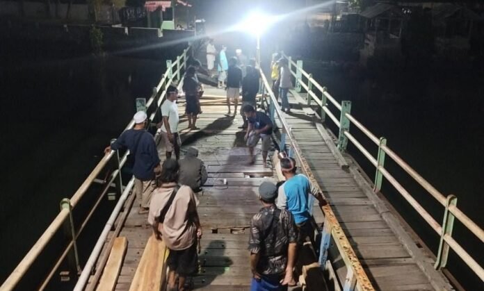 Membahayakan Keselamatan, Warga Rela Urunan Perbaiki Jembatan Kayu Cemara Lembar