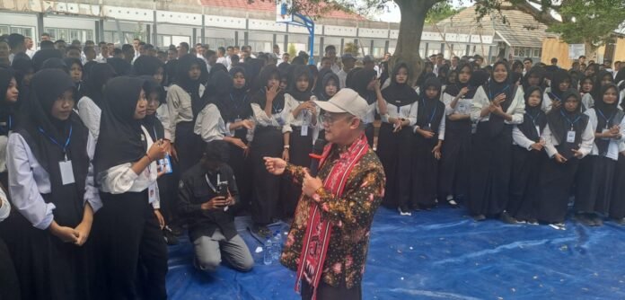 Mendikdasmen Pantau Implementasi MPLS Ramah di SMAN 2 Praya