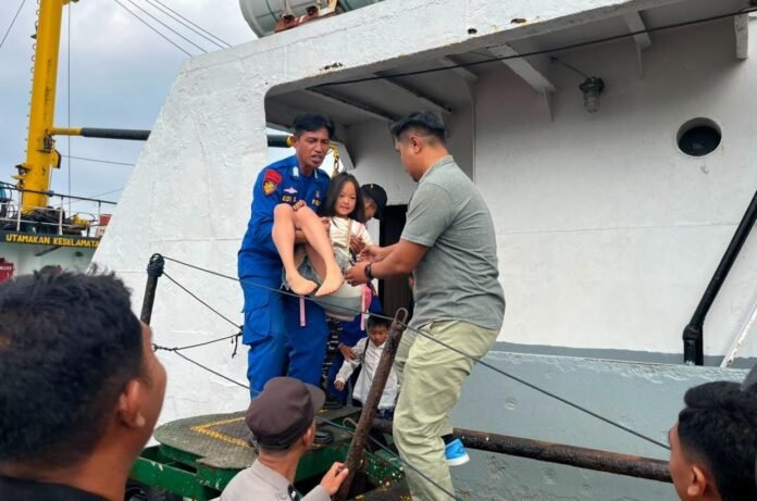 Tim Gabungan Selamatkan 44 Orang di Kecelakaan Kapal Perairan Bima