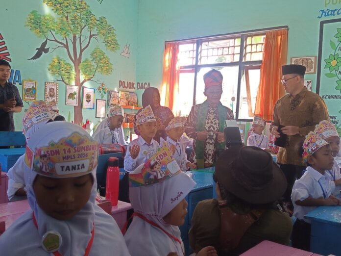 Tinjau Pelaksanaan MPLS di Sumbawa, Mendikdasmen Tekankan Pentingnya Membangun Budaya Sekolah Aman dan Nyaman