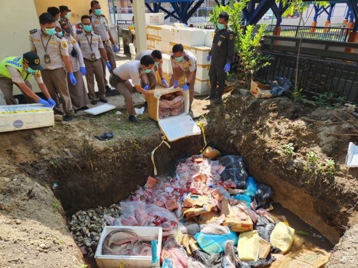 Masuk Ilegal dari Lembar, Karantina NTB Musnahkan Daging Babi Beku hingga Komoditas Perikanan