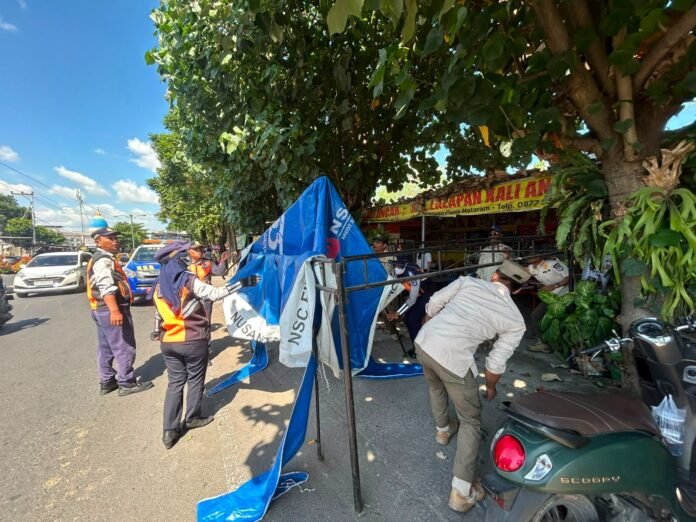 Trotoar Disalahgunakan, Satpol PP Tertibkan Lapak dan Soroti Parkir Liar di Depan LEM