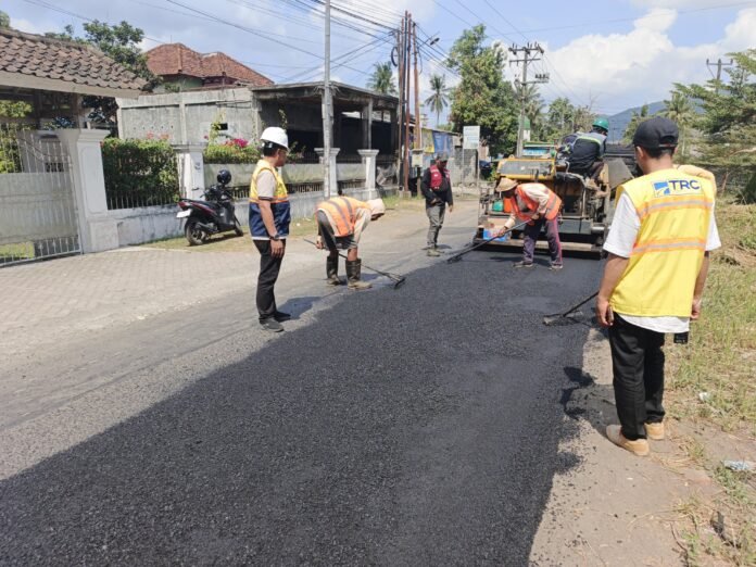 Telan Biaya Rp 700 Juta, TRC NTB Mulai Perbaiki Jalan Kediri-Kuripan