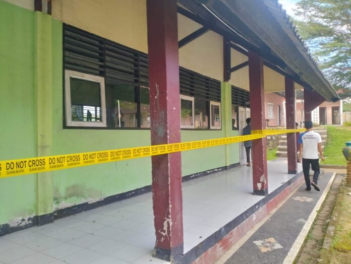 Enam Ruangan Kelas di SMAN 1 Gunungsari Disegel