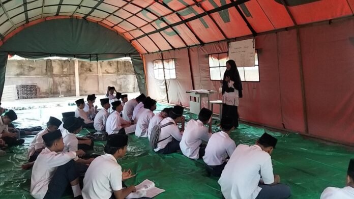 Terdampak Kebakaran, Wabup Lobar Kunjungi Santri Nujumul Huda Lembar yang Belajar di Tenda
