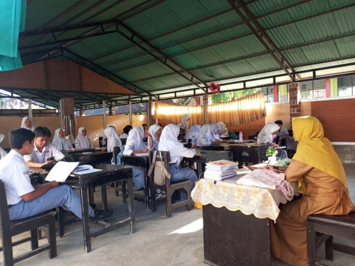 Belajar di Kelas Darurat, Siswa SMAN 1 Gunung Sari Akui Gerah dan Hilang Fokus saat Belajar