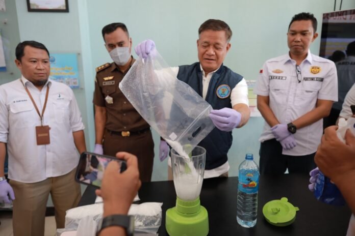 BNNP NTB Musnahkan Hampir 1 Kg Sabu dari Kurir Asal Malaysia