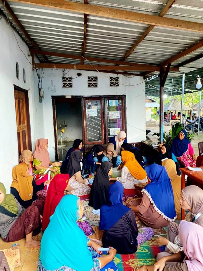 Dorong Ekonomi Kreatif Desa, KKN UMMAT Kelompok 37 Latih Warga Produksi Sabun Cuci Piring Organik