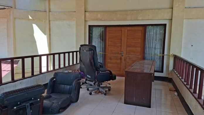 Ruang Sidang Dipasang Garis Polisi, DPRD Dompu Gelar Rapat Paripurna di Kantor Dikpora