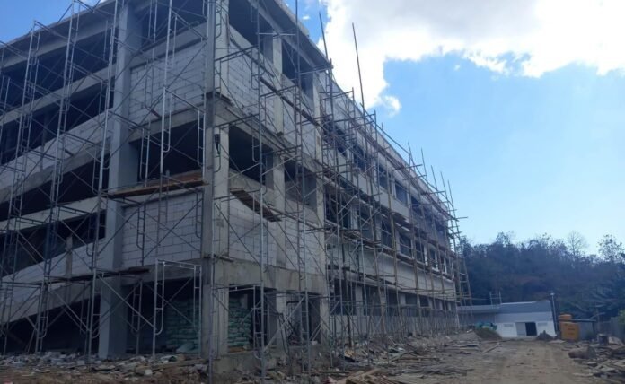 MOLOR - Pembangunan Gedung Rawat Inap RSUD Kota Bima, belum rampung alias molor dari target pada 26 Juni 2026. Proyek senilai Rp35,12 miliar itu mengalami keterlambatan akibat sejumlah kendala teknis maupun nonteknis selama pelaksanaan. (Suara NTB/hir)